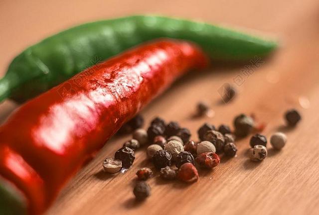 红绿植物清新鲜明木桌上的红绿辣椒烹饪佐料辣椒背景图片