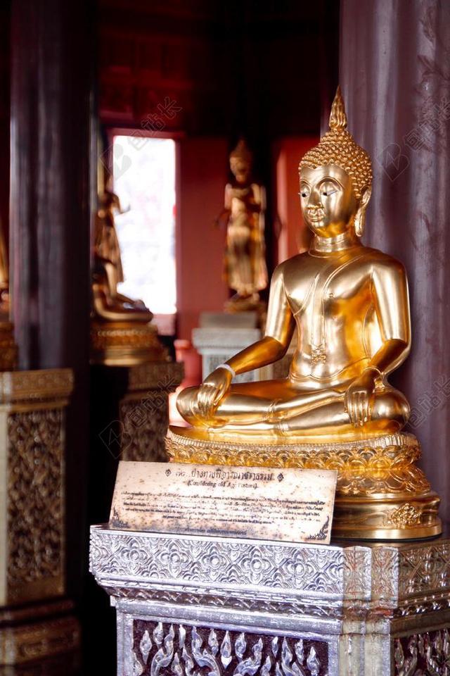 金色雕塑古代泰国寺庙金色的佛像背景图片