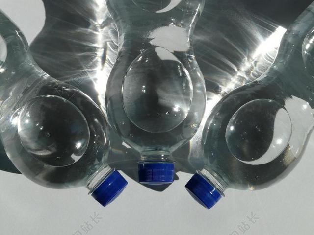 蓝色商品水瓶塑料瓶矿泉水气泡阳光光线影子背景图片