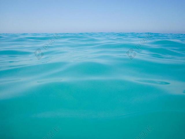 蓝色液体分割面水面海面清澈波浪地平线背景图片
