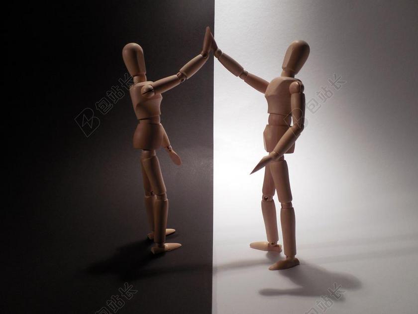 玩具相互击掌的木头玩偶背景图片