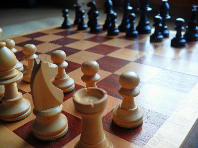 物品特写棋盘上的黑色和黄色棋子背景图片
