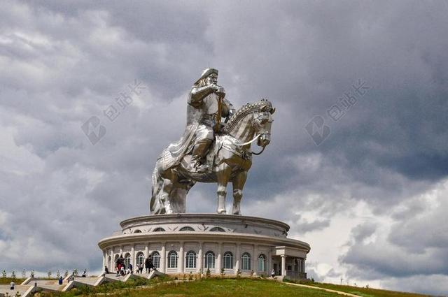 白色建筑威武圆形建筑上站着骑马的将军雕塑建筑设计景点背景图片
