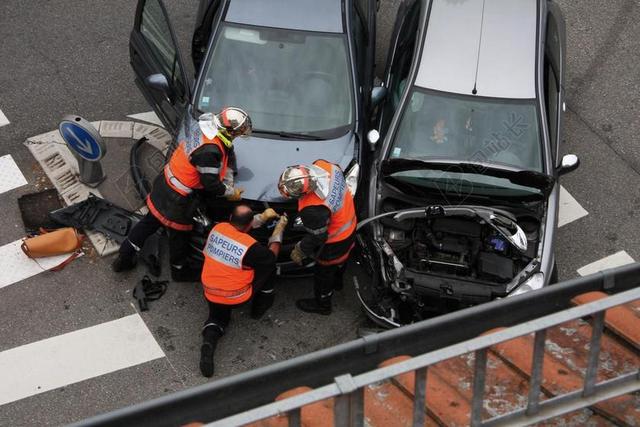 消防员 汽车 事故 兜帽 十字路口 人行横道 交通 路 城市