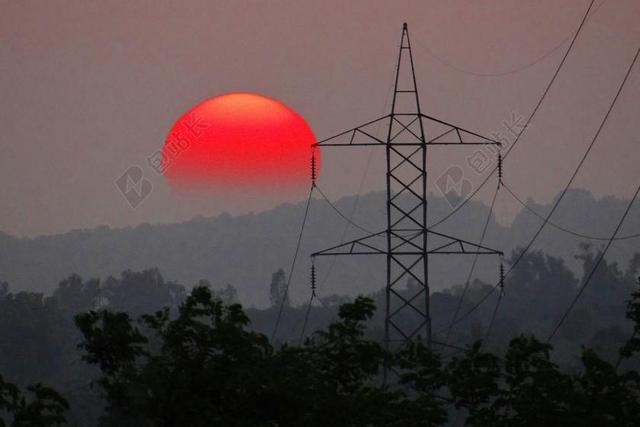 红蓝自然炫丽夕阳下的天空和森林落日山野自然背景图片