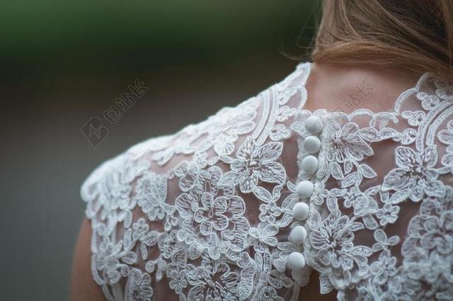 白色服装婚纱设计细节后颈肩膀蕾丝纽扣精致优雅宣传图片