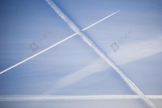 自然现象科技轨迹喷气式飞机尾气天空冷凝水汽雾气背景图片