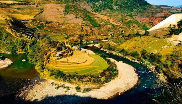 景观景点户外乡村山区峡谷河湾河流俯视梯田背景图片
