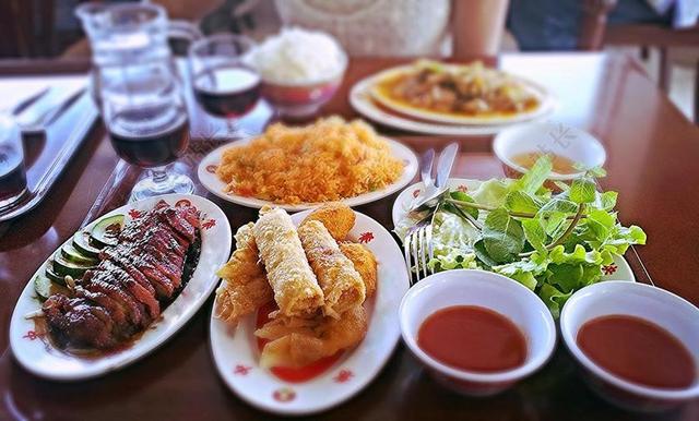 食物美食午餐晚餐亚洲餐厅春卷炒饭葡萄酒背景图片