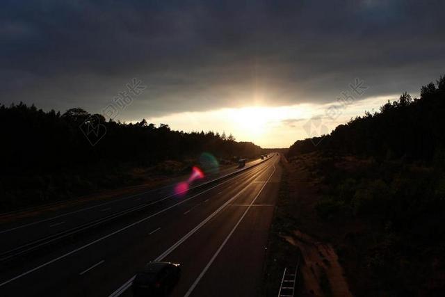 交通运输公路日落夕阳一路向前出发旅行背景图片
