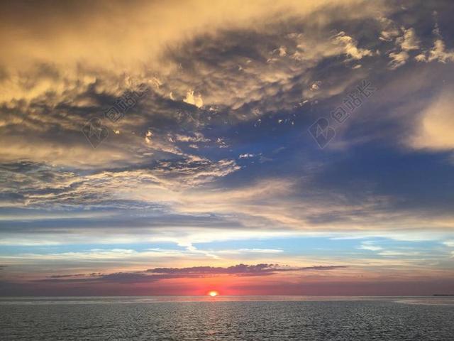 景观景色日落傍晚全景海面大海天空云彩分层背景图片