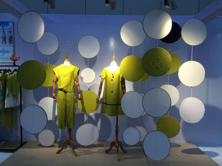 绿色服饰展览个性艺术橱窗DP点服装展示宣传图片