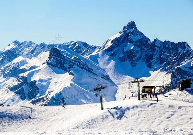 白色旅行景点安静缆车滑雪场滑雪宣传图片
