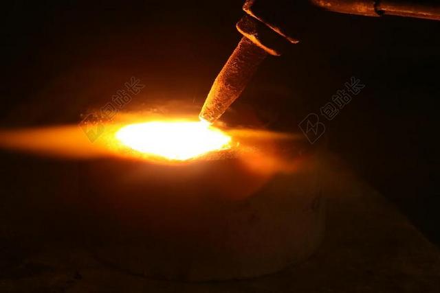 红色光绕少的物体火光光影背景图片