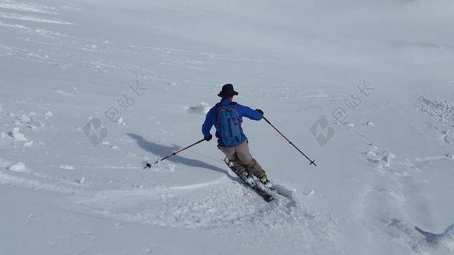 蓝白运动热烈正在雪地上的滑雪者运动户外滑雪背景图片