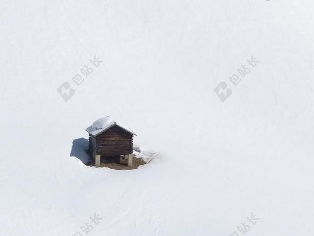 棕色建筑雪地中的棕色木屋背景图片