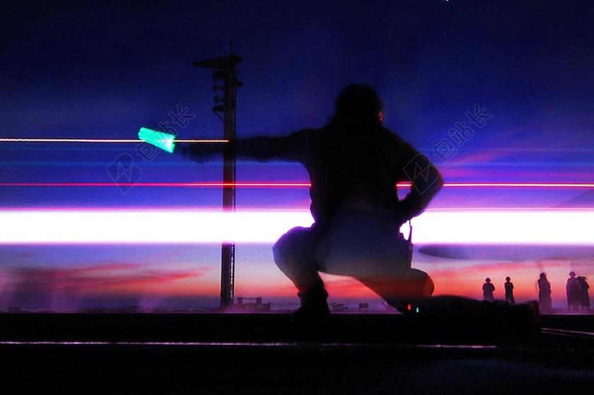 军事特写航母夹板上的导航员背景图片