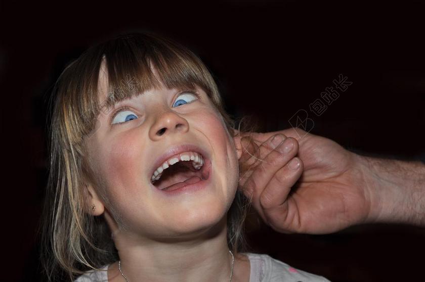 人物搞怪被揪着耳朵的女孩儿童暴力背景图片