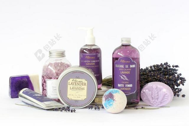 化妆展示薰衣草和化妆品背景图片