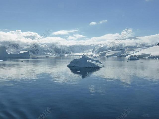 蓝白自然清新蓝天下的冰山和湖水自然冰山背景图片