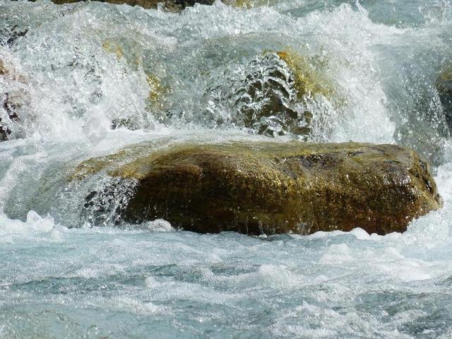河 石 水 冷 私语 咆哮 野生 山间溪流 过独身生活
