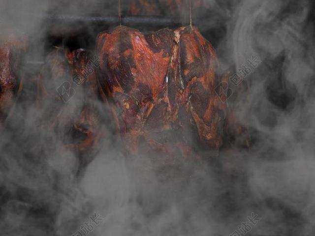 食物美味正在烟熏的肉熏肉烹制背景图片