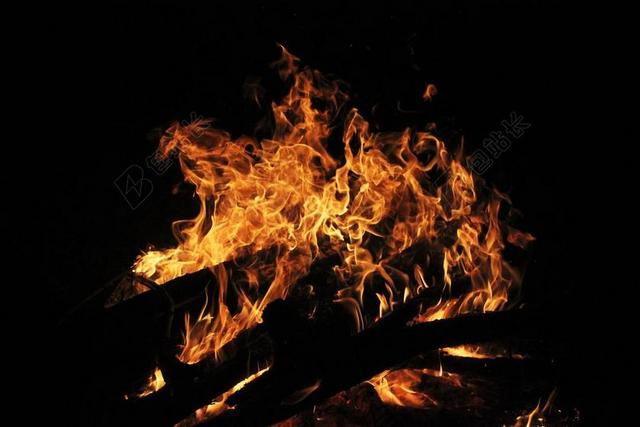 红黑光影鲜明黑夜中燃烧的柴火火光光影背景图片