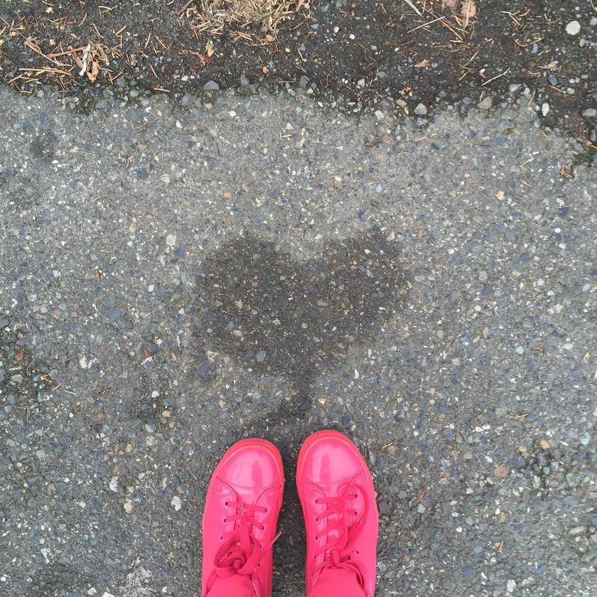 粉灰摄影鲜明地面上的爱心粉色鞋子摄影摆拍背景图片