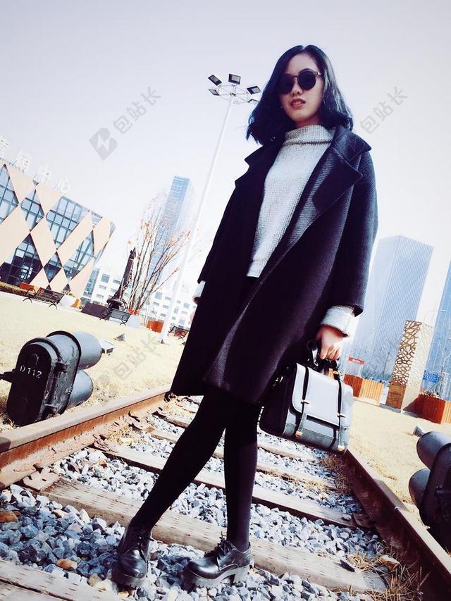 人物魅力站在铁轨上的女孩时尚摄影摆拍背景图片