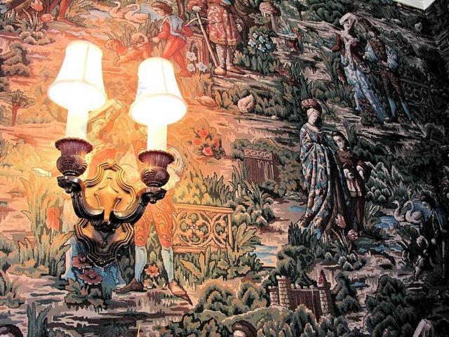 彩色艺术欧式唯美灯光照耀下的壁画绘画装饰展示背景图片