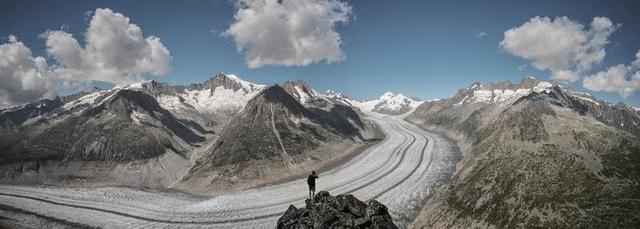 灰蓝自然秀丽蓝天下的雪山道路和人旅游雪山背景图片