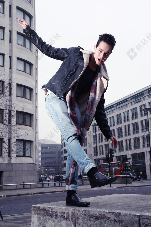 人时尚在台阶上的男人背景图片