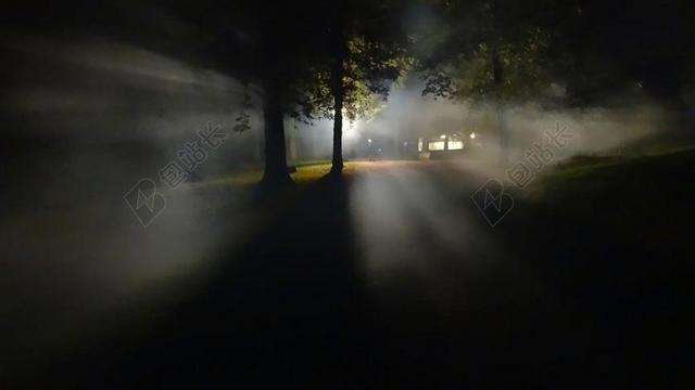 白黑光影黑夜中的白色灯光光影黑夜背景图片
