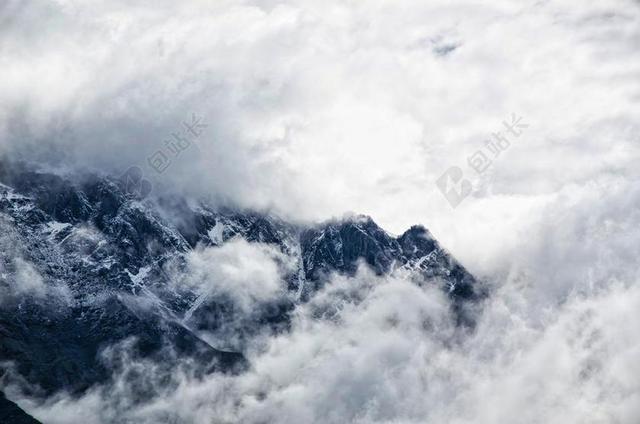 蓝白自然秀丽群山顶的翻滚云海云群山自然背景图片