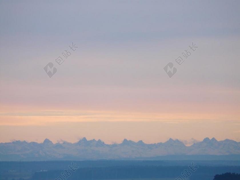 灰蓝自然秀美黄昏下的群山和天空自然背景图片