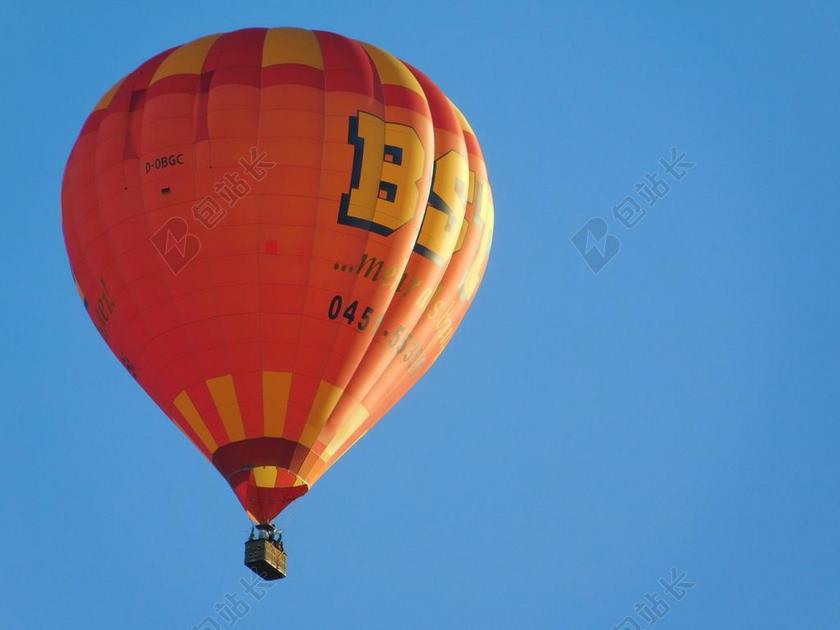 黄蓝休闲蓝天中的热气球休闲娱乐背景图片