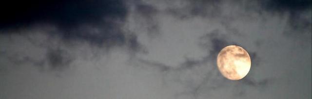 灰色浓密天空中的黑云天气天背景图片