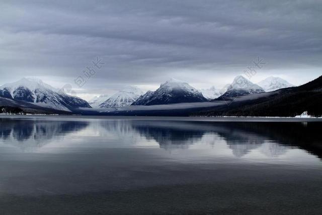 灰色自然壮阔乌云下的群山湖水山水自然背景图片