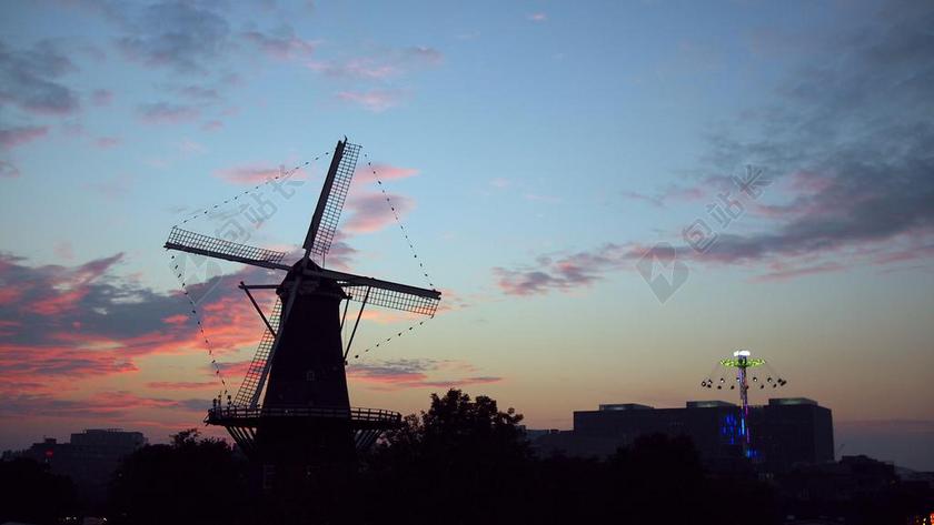 建筑景观夕阳的的老式风车背景图片