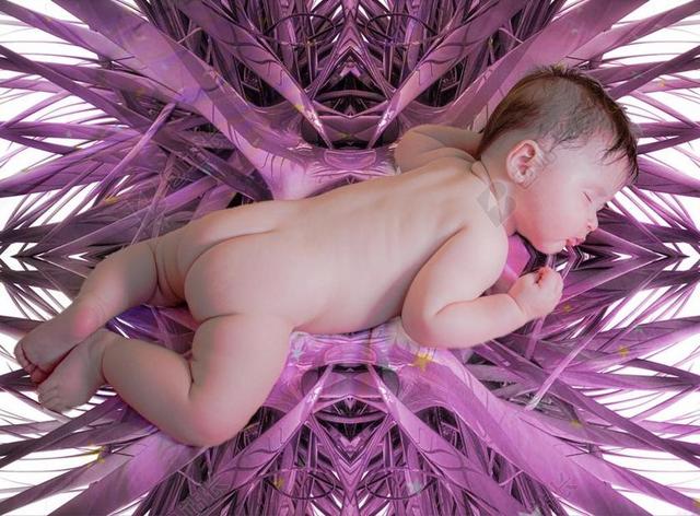 婴儿诞生赤裸紫色背景图片
