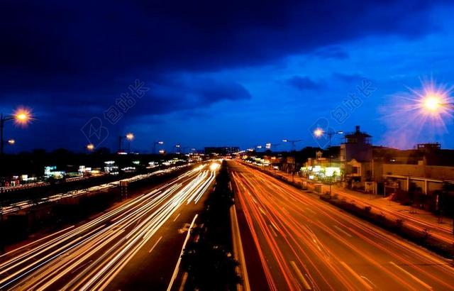 蓝黄光影夜幕下的霓虹交通城市夜景背景图片