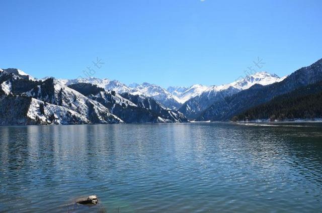 蓝色旅游自然雪山湖泊宣传背景图片