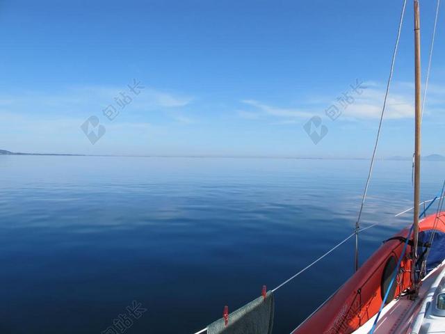 蓝色自然清新广袤蓝天下的大海自然大海出航背景图片