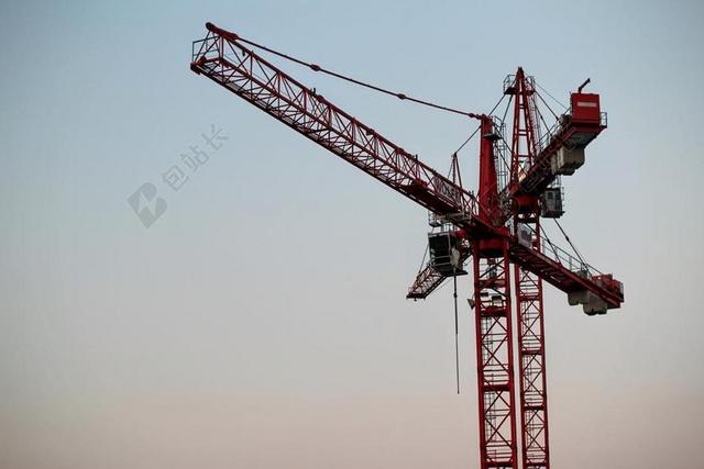 红灰建造经典蓝天下的起吊机机器建造工地背景图片