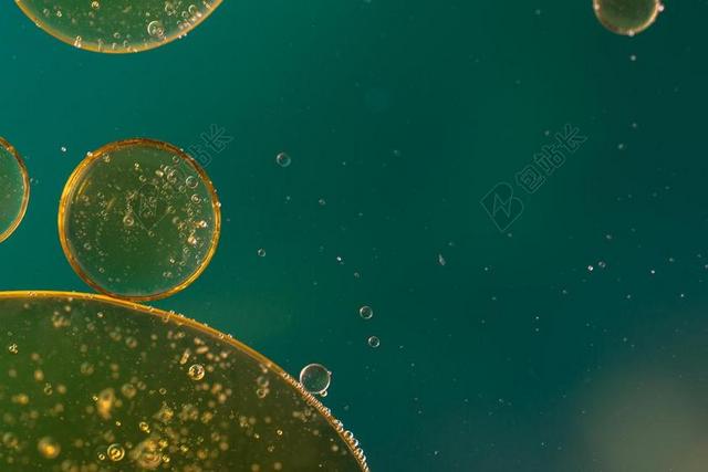 蓝黄水珠清新水中的油珠微观油水珠背景图片