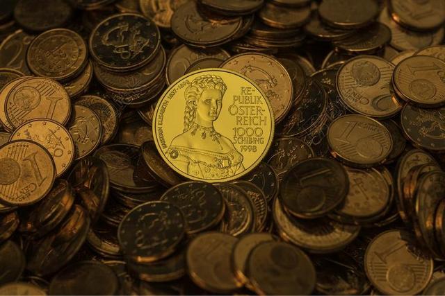 金色金融善良各种大小金币堆积金融钱币商贸背景图片