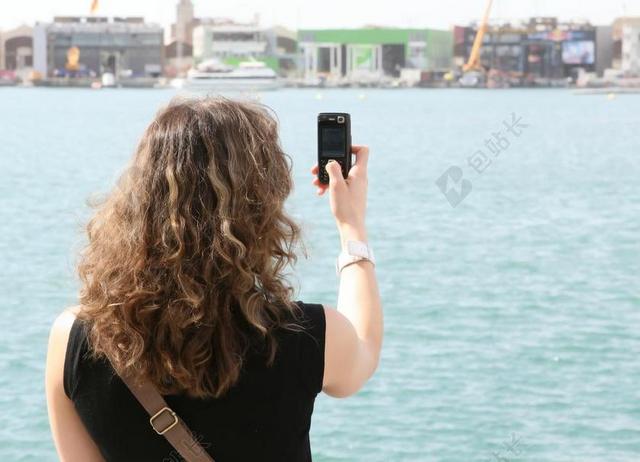人背影海边自拍的美女背景图片