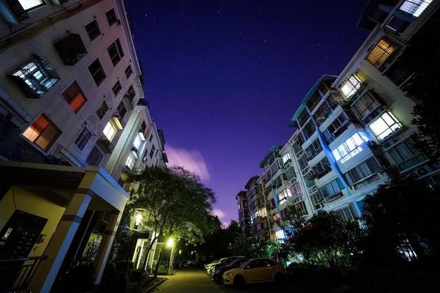 夜景霓虹闪烁的房子城市住宅区夜景背景图片