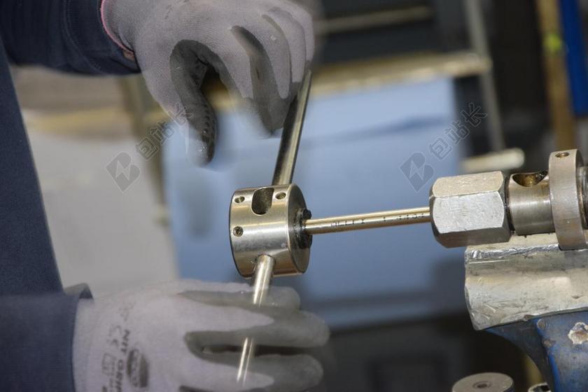 工艺细致正在用工具的男子劳作工艺背景图片