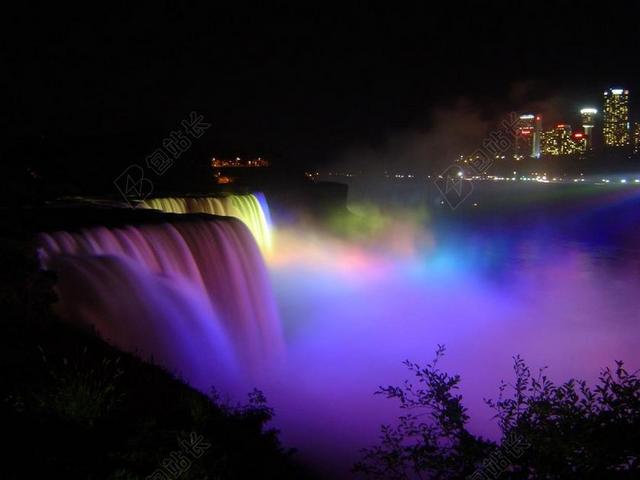 光影炫彩黑夜中的彩色瀑布夜景自然背景图片